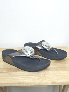 FitFlop Florrie Pewter Silver Metallic Leather Flower Toe Post Sandals Size 9